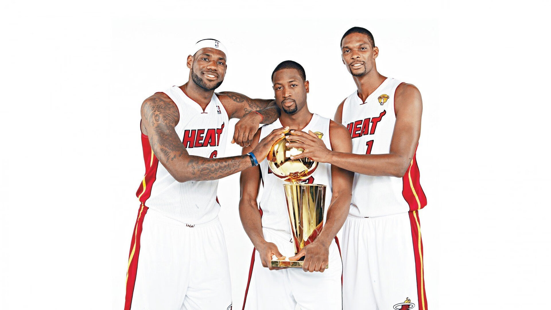 欧冠决赛巅峰对决，皇马3-1力克利物浦，本泽马双响加冕金靴