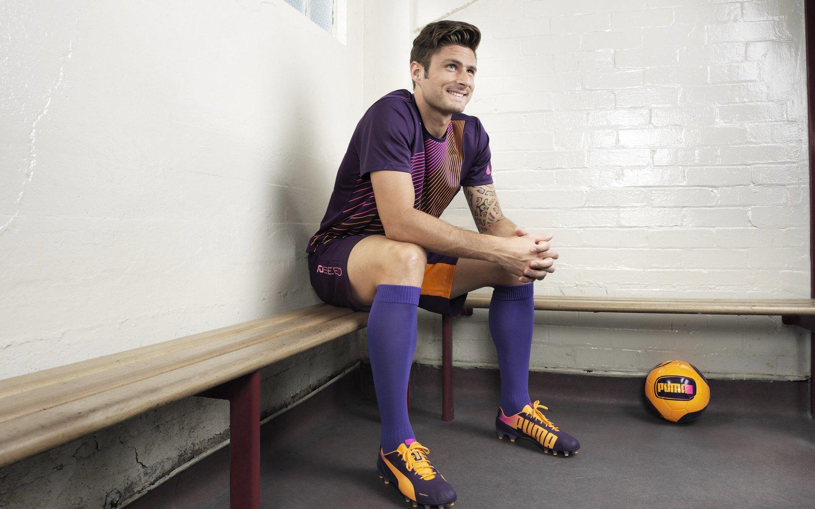 周琦左脚踝肿胀仍坚持训练 备战关键战捂嘴大笑显轻松心态